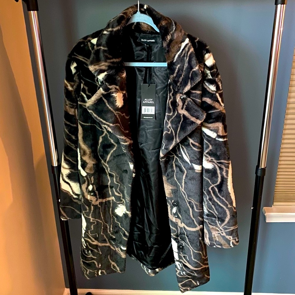 Tall Alloy Apparel Faux fur coat S/M - Picture 2 of 13